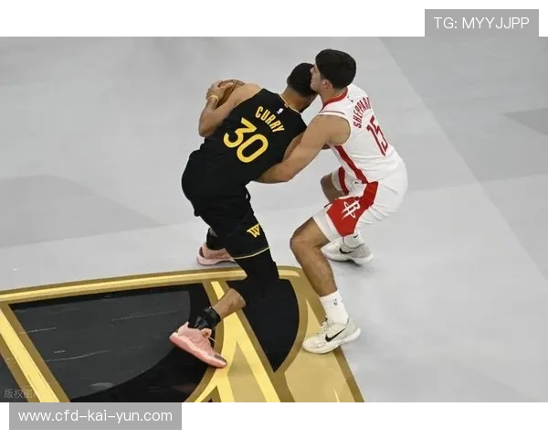 勇士球星反手上篮点燃主场气氛