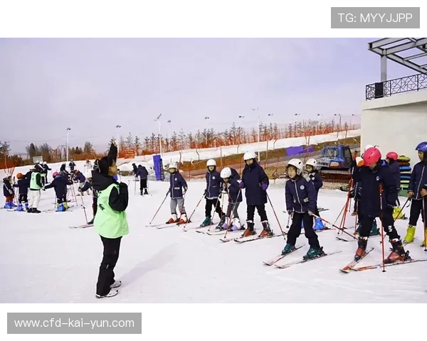 冰雪运动俱乐部开展少儿滑雪体验课程与家长参与日，儿童滑雪俱乐部
