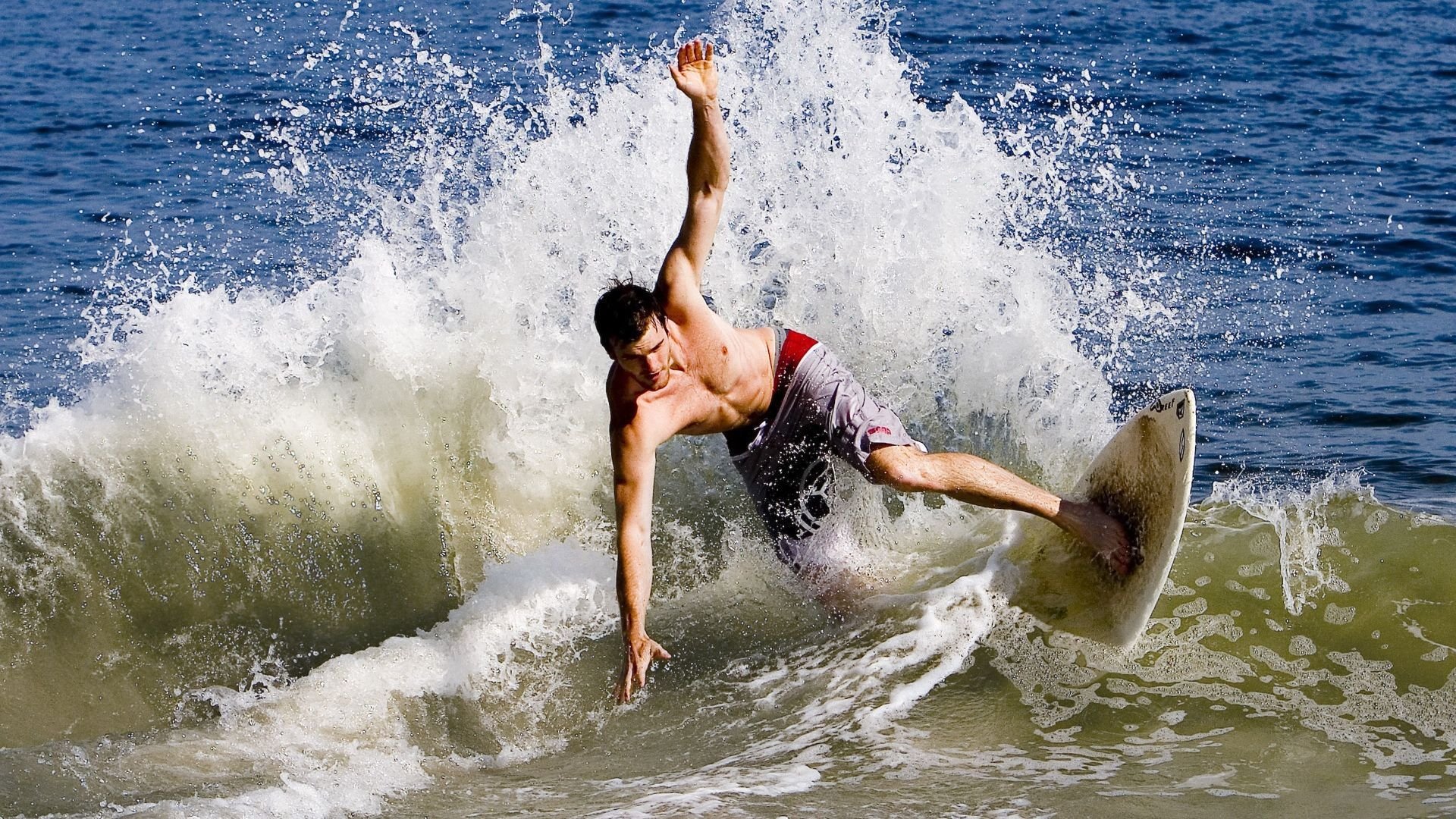 “三叉湖游泳馆：水上救生选手挑战极速反应与高难度救援”